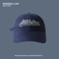 Klassische Baseballkappe aus Baumwolle mit Frontstickerei und gebogenem Schirm Design. - Einstellbar (54-60) / Marineblau