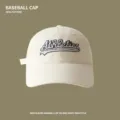 Klassische Baseballkappe aus Waschbaumwolle mit gestickten Details, weiches Design. - Einstellbar (54-60) / Gebrochenes Weiß