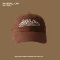 Braune Baumwoll-Baseballkappe mit weißer Stickerei, klassischer weicher Dad-Hat-Stil. - Einstellbar (54-60) / Kaffeebraun