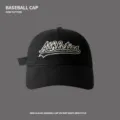 Detaillierte Nahaufnahme der schwarzen Baseballkappe mit weißer Athletics-Bestickung. - Einstellbar (54-60) / Schwarz