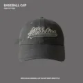 Nahaufnahme der gewaschenen Baumwoll-Baseballkappe mit Stickerei und weichem Top-Design. - Einstellbar (54-60) / Grau