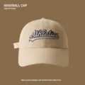 Details der klassischen khakifarbenen Baseballkappe aus Baumwolle mit edler Stickerei. - Einstellbar (54-60) / Khaki