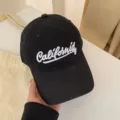 Klassische schwarze Baseballkappe mit weißer California-Stickerei und breiter Krempe. - Verstellbar / Schwarz