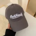 Damen dunkelgraue Baseballkappe mit weißer Stickerei, weiche Krone und breite Krempe, Sommer. - Verstellbar / Grau