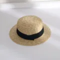 Nahaufnahme der feinen Strohflechttextur und des eleganten schwarzen Bandes am Sommerhut. - M (56-58cm) / Schwarz