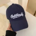 Klassische dunkelblaue Damen Baseballkappe mit weißer California Stickerei, soft. - Verstellbar / Marineblau