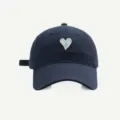 Klassische dunkelblaue Baumwoll-Baseballcap mit süßem Herz-Stickerei-Design für Alltag. - Verstellbar / Marineblau