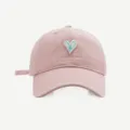 Nahaufnahme der rosa Baseballkappe mit einem niedlichen gestickten blauen Herz-Aufnäher. - Verstellbar / Rosa