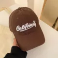 Braune California bestickte Baseballkappe, stylischer weicher Sonnenhut für Damen und Alltag. - Verstellbar / Braun