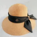 Chapeau de paille d'été avec nœud ruban noir et détail en métal, chapeau de plage à large bord. - M (56-58cm) / Noir Hepburn avec Nœud