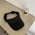 Schwarzer Sport-Sonnenschutz-Visor im Detail, atmungsaktives Gewebe mit verstellbarem Riemen. - Verstellbar / Schwarz