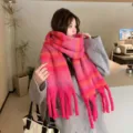 Primo piano della sciarpa sfumata con frange morbida e calda trama invernale accogliente. - 42X220cm / Rosso rosa