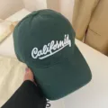 Grüne Baseballkappe für Damen mit weißer California Stickerei weiche Krone lässig Sonnenhut - Verstellbar / Kieferngrün
