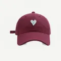 Bequeme Baumwoll Baseballcap in Weinrot mit süßer blauer Herzstickerei für Damen. - Verstellbar / Burgunderrot