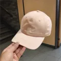 Detailed view of the pink baseball cap with R letter embroidery, casual sunshade style. - M (56-58cm) / Pink