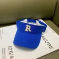 Modischer blauer Sonnenhut mit leerem Oberteil und beigeem R-Stickerei-Design für Damen und Herren. - Verstellbar / R-Buchstaben-Stickstil / Blau