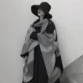 Scialle mantella effetto cashmere tinto in nero e grigio per donna, caldo capospalla invernale. - Tie Dye Camuffamento / Grigio nero