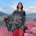 Ethischer Damen Umhang Schal Winter verdickt schwarz Blumen Reise Cape Tuch neu. - Kleine Blumenkreise in Schwarzgrau