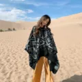 Poncho de punto geométrico étnico chal capa de viaje de invierno cálida para mujer - Cuadrado cruz flecha blanco y negro