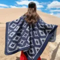 Damen ethnischer geometrischer Strick-Schal Umhang, perfekt für Wüstenreisen und warme Tage. - Große Rauten Marineblau