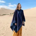 Capa chal azul oscuro de estilo étnico para mujer, abrigo cálido de otoño invierno foto de viaje. - Encaje jacquard azul marino