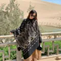 Poncho de punto geométrico étnico, chal de viaje cálido para mujer, capa negra - Cuadrado cruz flecha negro y amarillo