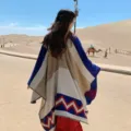 Poncho capa de punto con estampado geométrico étnico, chal cálido mujer para foto de desierto. - Rayas cruzadas azul real y beige
