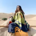 Poncho étnico geométrico de mujer chal capa cálido para viaje en desierto foto - Rayas de cruz amarillo y azul