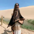 Mujer estilo étnico chal de punto capa cálido otoño invierno viaje desierto foto bufanda moda - Disco negro y camello