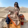 Mujer étnico cuadros invierno cálido chal capa viaje desierto foto beige naranja elegante - Rayas finas de pata de gallo con borde naranja