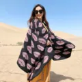 Capa chal de punto para mujer, negro con estampado de labios morados, estilo étnico desierto. - Estampado de huella de labios en negro