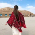 Capa chal étnica roja estampada para mujer, cálida capa de viaje de invierno y accesorio de foto. - Cuadrado cruz flecha rojo