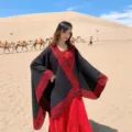 Capa poncho de punto negro y rojo estilo étnico, ideal para viajes por el desierto y fotos de otoño. - Encaje jacquard negro