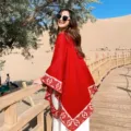 Mujer estilo étnico rojo cálido invierno chal poncho bufanda para viaje desierto foto. - Encaje de jacquard rojo