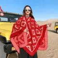 Poncho chal étnico geométrico para mujer, cálido y perfecto para viajes al desierto y fotos. - Rombo Grande Rojo
