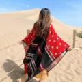Mujer invierno cálido chal poncho de punto, estrellas rojas y rayas negras capa viaje. - Estrella roja