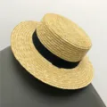 Nahaufnahme eines handgefertigten Strohhutes mit schwarzem Band, eleganter Sommersonnenhut. - 5.5cm Krempe / Schwarzer Bandstil