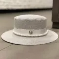 Chapeau de paille plat français avec ruban de perles blanches et logo M pour plage femme - M (56-58cm) / Gris