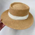Chapeau de paille plat pour femme avec ruban blanc, élégant chapeau de soleil d'été. - Réglable (55-60cm) / Kaki avec ruban blanc