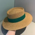 Chapeau de paille plat pour femme avec ruban vert, parfait pour l'ete et la plage. - Réglable (55-60cm) / Kaki avec ruban vert foncé