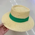 Chapeau de paille plat d'été pour femmes avec ruban vert élégant chapeau de plage anti-soleil. - Réglable (55-60cm) / Beige avec ruban vert foncé