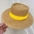 Chapeau de paille plat pour femme avec ruban jaune, protection solaire plage vintage. - Réglable (55-60cm) / Kaki avec ruban jaune