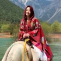 Ethno-Stil roter Kapuzenumhang Schal, Kaschmir-Gefühl Quasten Poncho für Reise und AC. - Dreieck-Kombination - Weinrot