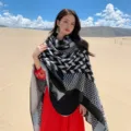 Damen mode strick geometrischer umhang winter warmer schwarz weiß quasten schal cape - 130x150cm / Schwarz-Weißes Windmühlenmuster