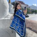 Damen Winter blau Kaschmir Gefühl Umhang Schal geometrisches Muster warme Poncho Decke - 130x150cm / Quadrate mit Sprenkeln - Königsblau