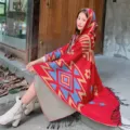 Damen ethnische geometrische Kapuze gestrickter Schal Umhang mit Fransen für Herbst Winter. - Rotes Kapuzencape mit Blitzmuster