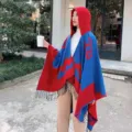 Damen Strick Kapuze Poncho Umhang mit Fransen, ethnische Muster Winter warme Mode Decke Schal. - Stufenkaros in Rot und Blau