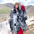 Schwarz-weißer geometrischer Strick-Umhang Schal für Damen, warme Winter-Cape-Kleidung. - 130x150cm / Schwarz-Weiß mit quadratischem Punktmuster