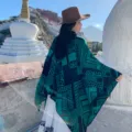 Grüner und schwarzer geometrischer Kaschmir-Imitat Poncho Schal, warmer Winterumhang für Damen. - 130x150cm / Grün mit quadratischem Punktmuster