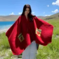 Mujer rojo tejido capa chal con bolsillos y patrón floral, cálida ropa exterior de viaje abrigo. - Tres Flores Rojo